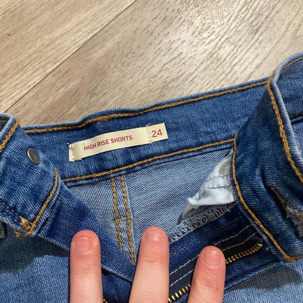 Very lightly worn high rise Levi shorts. Size 24! Perfect condition!!